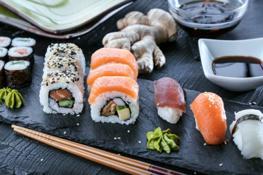 Suşi Sashimi ve suşi ruloları taş levhada servis edilir.