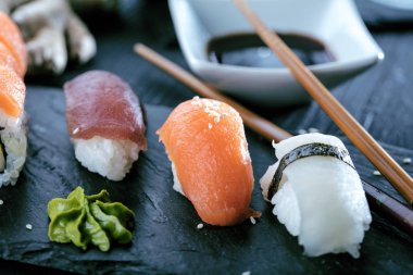 Suşi Sashimi ve suşi ruloları taş levhada servis edilir.