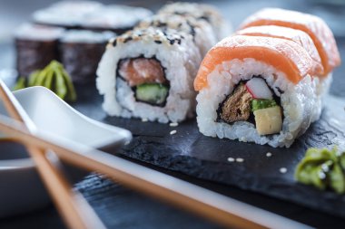 Suşi Sashimi ve suşi ruloları taş levhada servis edilir.