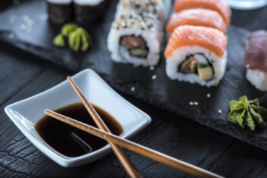 Suşi Sashimi ve suşi ruloları taş levhada servis edilir.