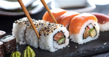 Suşi Sashimi ve suşi ruloları taş levhada servis edilir.