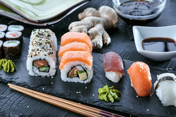 Sushi Set Sashimi Sushi Tekercs Felszolgált Pala — Stock Fotó