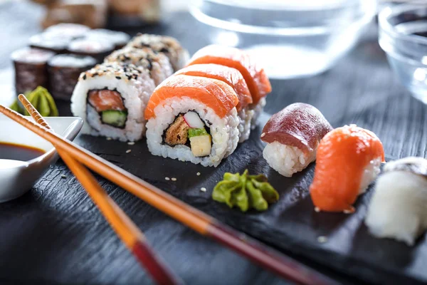 Ensemble Sushis Sashimi Rouleaux Sushis Servis Sur Ardoise Pierre — Photo