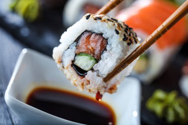 Suşi Sashimi ve suşi ruloları taş levhada servis edilir.