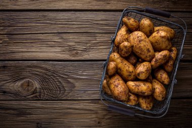 Ahşap arka plan üzerinde taze Bio patates
