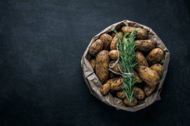 Ahşap arka plan üzerinde taze Bio patates