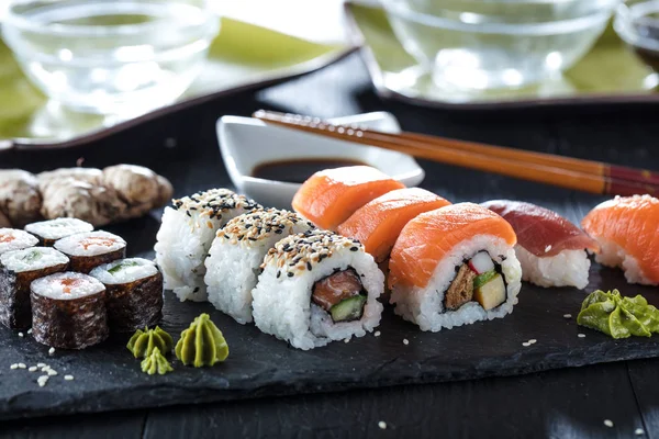 石組みの刺身と巻き寿司 — ストック写真
