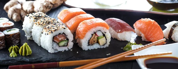 Suşi Sashimi ve suşi ruloları taş levhada servis edilir.