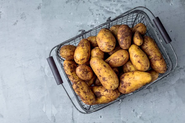 Patatas Bio Frescas Sobre Fondo Madera — Foto de Stock