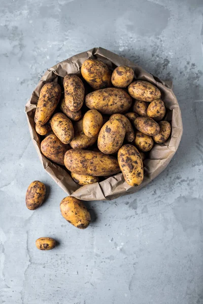 Patatas Bio Frescas Sobre Fondo Madera — Foto de Stock