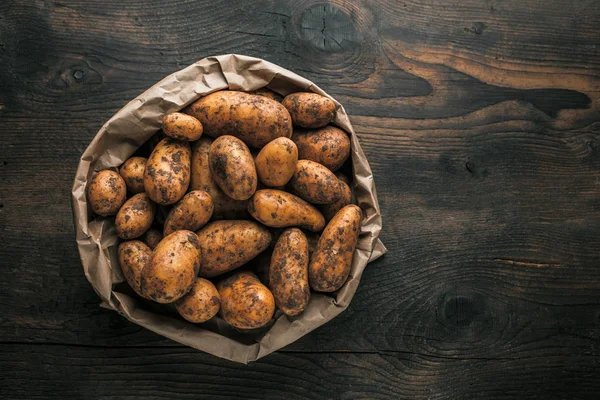 Batatas Biológicas Frescas Fundo Madeira — Fotografia de Stock