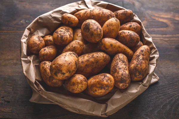Batatas Biológicas Frescas Fundo Madeira — Fotografia de Stock