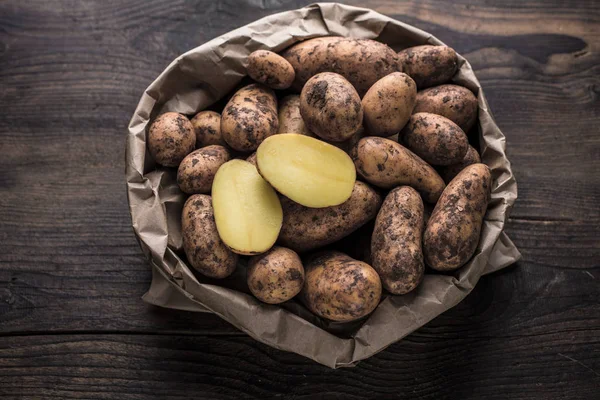 Batatas Biológicas Frescas Fundo Madeira — Fotografia de Stock