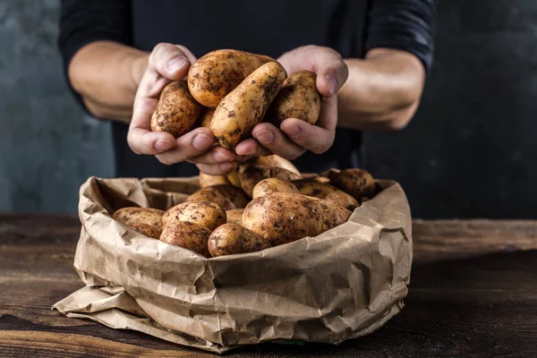 Patatas Bio Frescas Sobre Fondo Madera — Foto de Stock