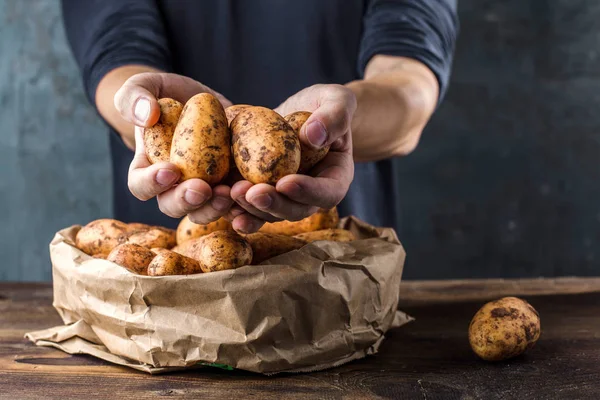 Patatas Bio Frescas Sobre Fondo Madera — Foto de Stock