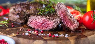 Taze sulu Orta nadir sığır eti Grillsteak. Barbekü et yakın çekim