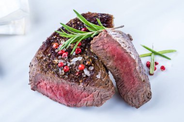 Taze sulu Orta nadir sığır eti Grillsteak. Barbekü et yakın çekim