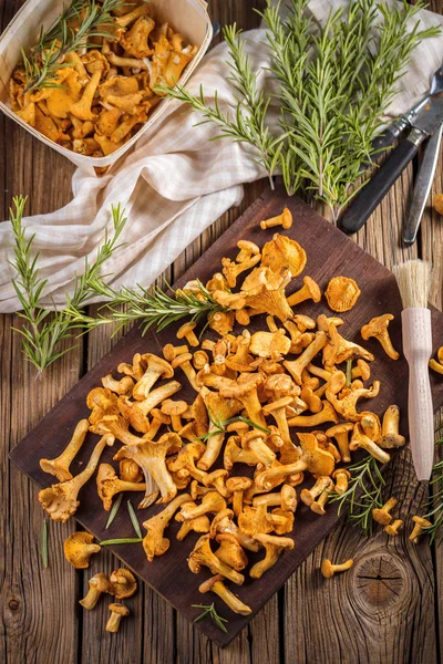 Champignons Chanterelle Jaunes Sur Fond Bois Rustique — Photo