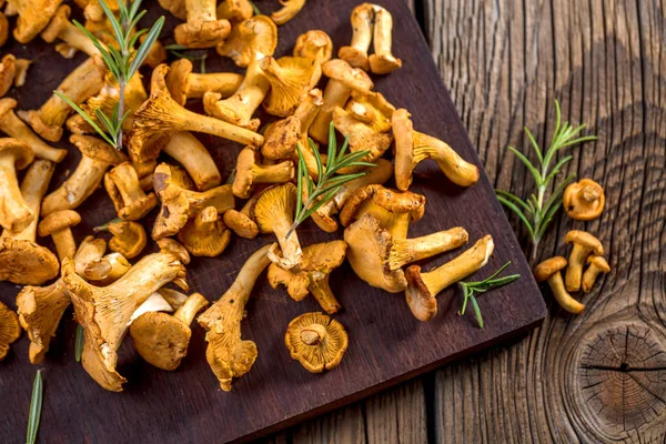 Gelbe Pfifferlinge Auf Rustikalem Holzgrund — Stockfoto