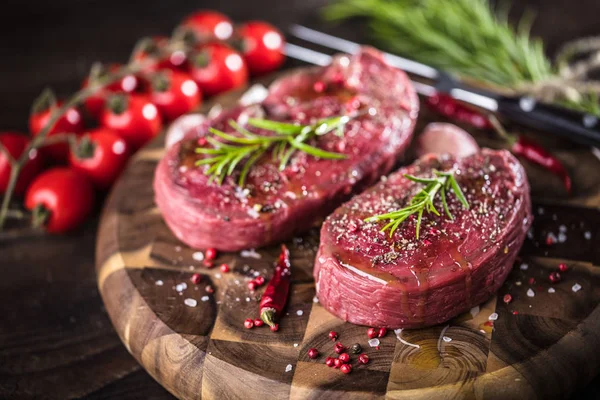 Filete Res Crudo Una Mesa Madera Oscura — Foto de Stock