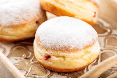 Alman çörek - krapfen veya berliner - reçel ile dolu