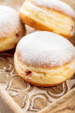 Alman çörek - krapfen veya berliner - reçel ile dolu