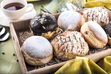Alman çörek - krapfen veya berliner - reçel ile dolu