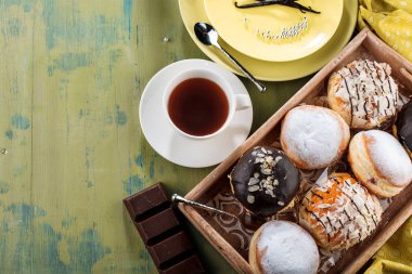 Alman çörek - krapfen veya berliner - reçel ile dolu