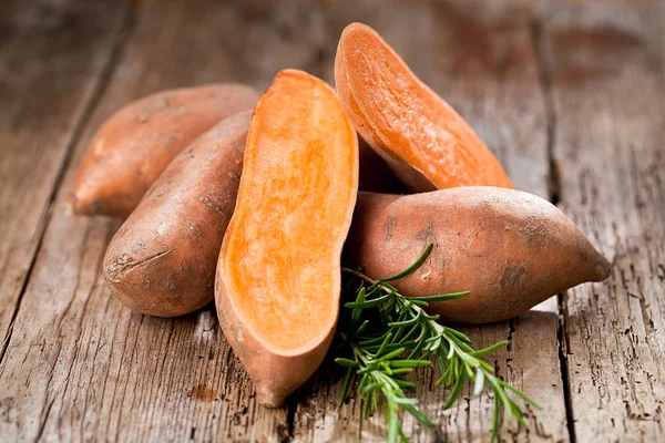 Zoete Aardappel Houten Achtergrond — Stockfoto