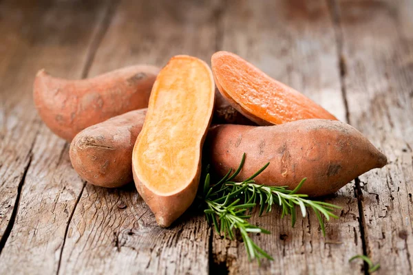 Batata Sobre Fondo Madera — Foto de Stock