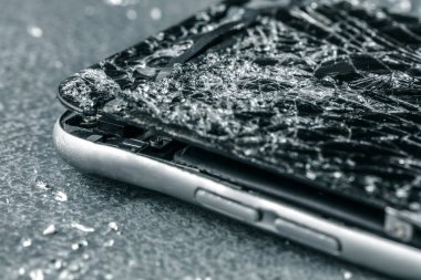 cep telefonu gri arka plan üzerinde kırık dokunmatik ekran ile.