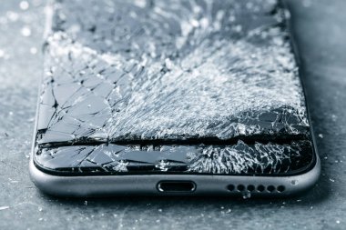 cep telefonu gri arka plan üzerinde kırık dokunmatik ekran ile.