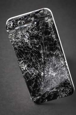 cep telefonu gri arka plan üzerinde kırık dokunmatik ekran ile.