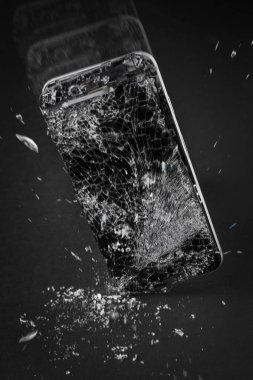 cep telefonu gri arka plan üzerinde kırık dokunmatik ekran ile.