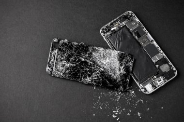 cep telefonu gri arka plan üzerinde kırık dokunmatik ekran ile.