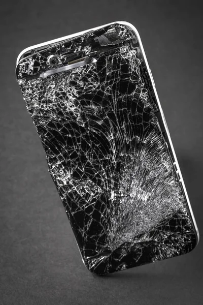 cep telefonu gri arka plan üzerinde kırık dokunmatik ekran ile.