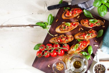 Tost ekmeği dilimlenmiş, fesleğenle süslenmiş