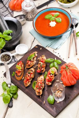 Tost ekmeği dilimlenmiş, fesleğenle süslenmiş