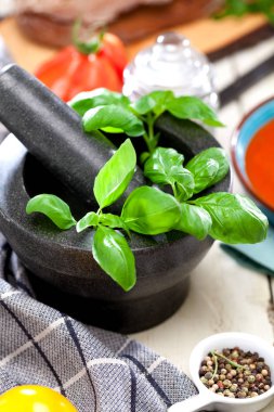 Tost ekmeği dilimlenmiş, fesleğenle süslenmiş