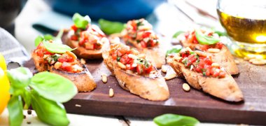 Tost ekmeği dilimlenmiş, fesleğenle süslenmiş