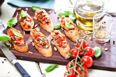 Tost ekmeği dilimlenmiş, fesleğenle süslenmiş