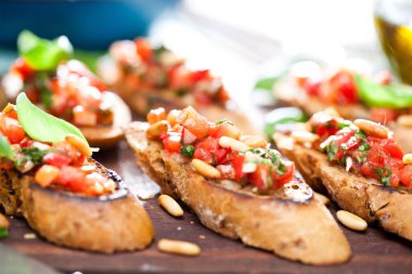 Tost ekmeği dilimlenmiş, fesleğenle süslenmiş