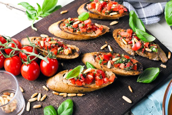 Bruschetta Sur Tranches Baguette Grillée Garnie Basilic — Photo