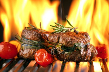 Flammes ile ızgarada taze bonfile 