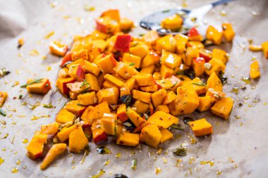 Kabak, domates, havuç ile ekmek bruschetta