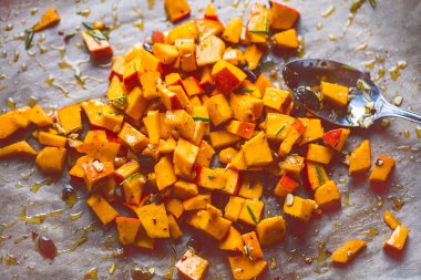 Kabak, domates, havuç ile ekmek bruschetta