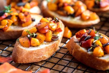 Kabak, domates, havuç ile ekmek bruschetta