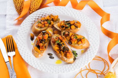 Kabak, domates, havuç ile ekmek bruschetta