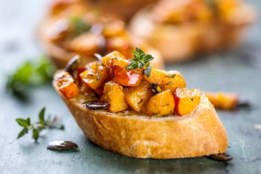 Kabak, domates, havuç ile ekmek bruschetta