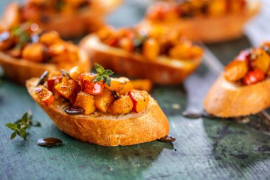 Kabak, domates, havuç ile ekmek bruschetta